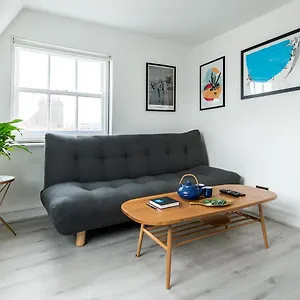 Apartment One-bedroom, 99 Steps To The Sea, Brighton